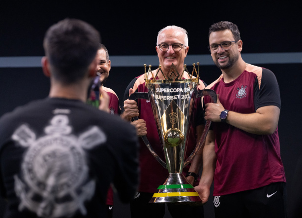 Dorival Júnior amplia histórico de sucesso em mata-matas com título da Supercopa do Brasil
