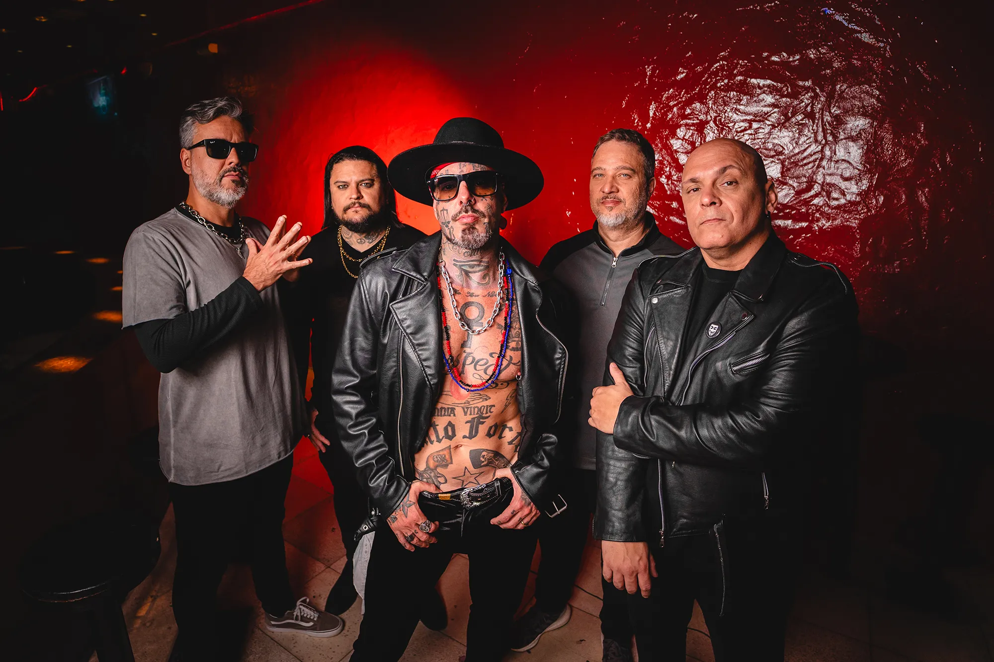 Entenda como banda detonautas esboça uma virada pop em álbum programado para março e produzido por pablo bispo e ruxell