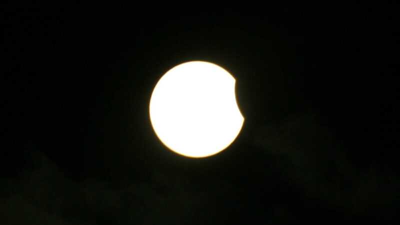 Eclipse solar anular começa e cria “Anel de Fogo” em parte do Hemisfério Sul
