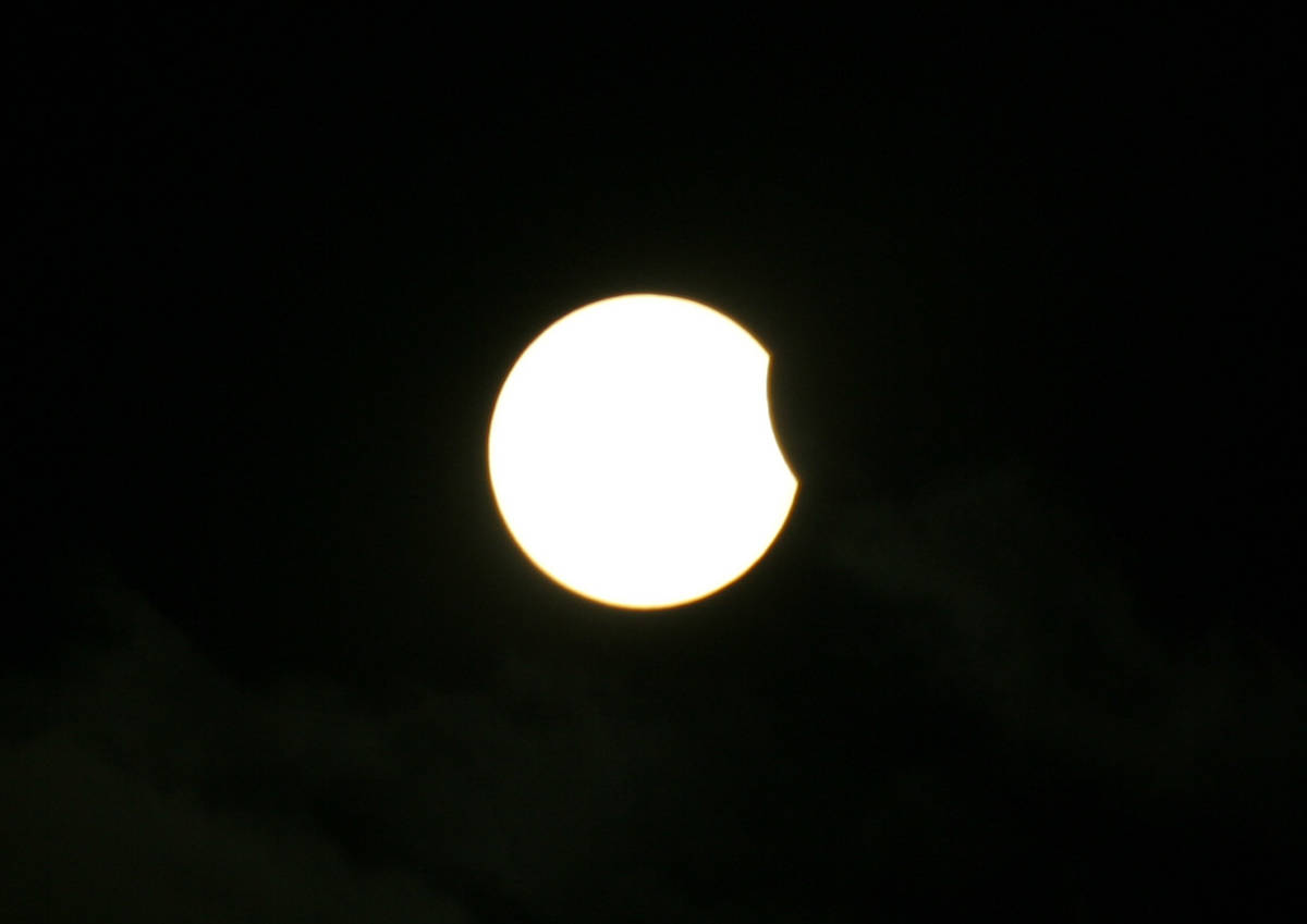 Eclipse solar anular começa e cria “Anel de Fogo” em parte do Hemisfério Sul