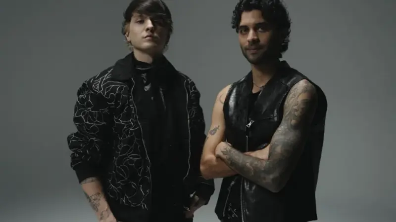 Ex-membros da CNCO Erick Brian e Christopher Vélez lançam single “Bajo Cero”