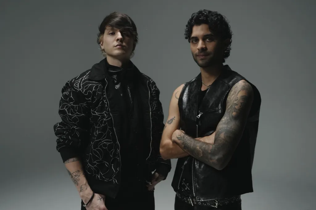 Ex-membros da CNCO Erick Brian e Christopher Vélez lançam single “Bajo Cero”