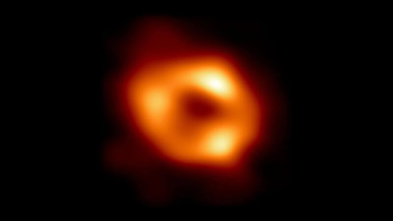 Descoberto candidato a pulsar de milissegundos próximo a Sagitário A* para testar Relatividade Geral