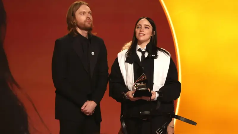 Billie Eilish critica atuação do ICE em discurso ao receber Grammy de música do ano