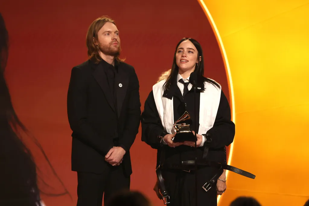Billie Eilish critica atuação do ICE em discurso ao receber Grammy de música do ano