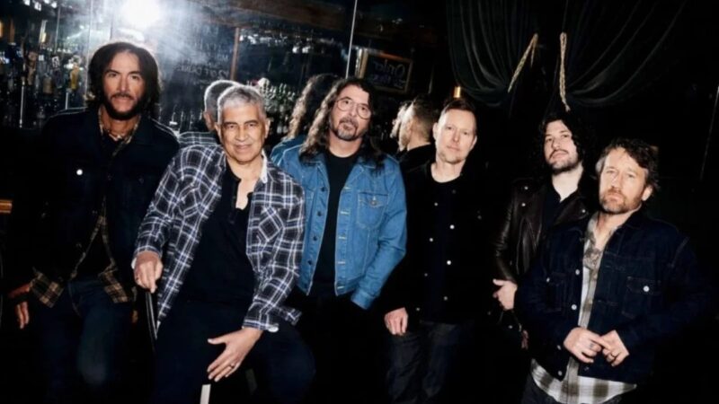 Dave Grohl diz que novo álbum do Foo Fighters honra Taylor Hawkins e estreia novo baterista