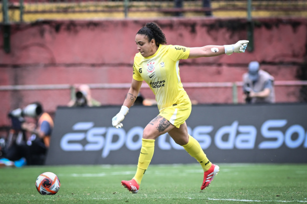 Goleira Lelê tranquiliza torcida após protocolo de concussão na decisão da Supercopa Feminina