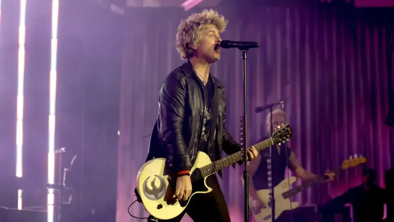 Billie Joe Armstrong pede a agentes do ICE que deixem seus cargos durante show pré-Super Bowl