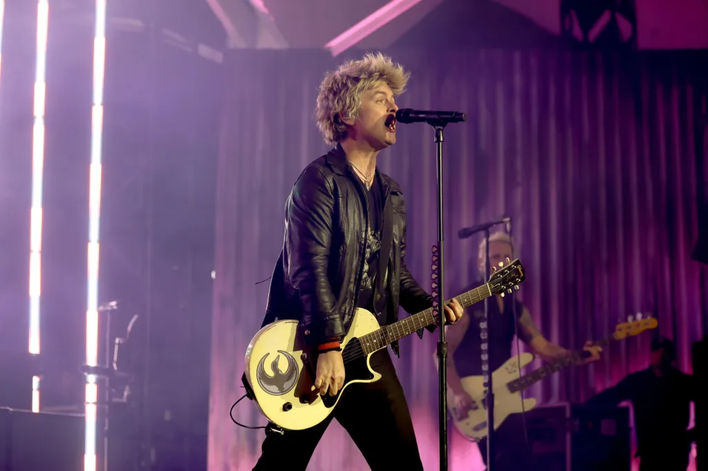 Billie Joe Armstrong pede a agentes do ICE que deixem seus cargos durante show pré-Super Bowl