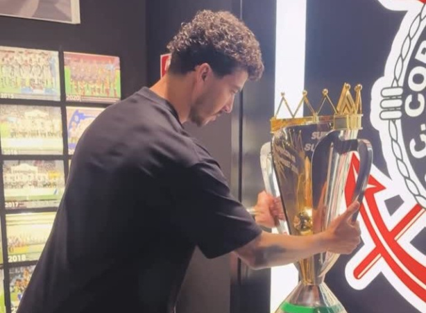 Zagueiro Gustavo Henrique leva taça da Supercopa ao Memorial Corinthians