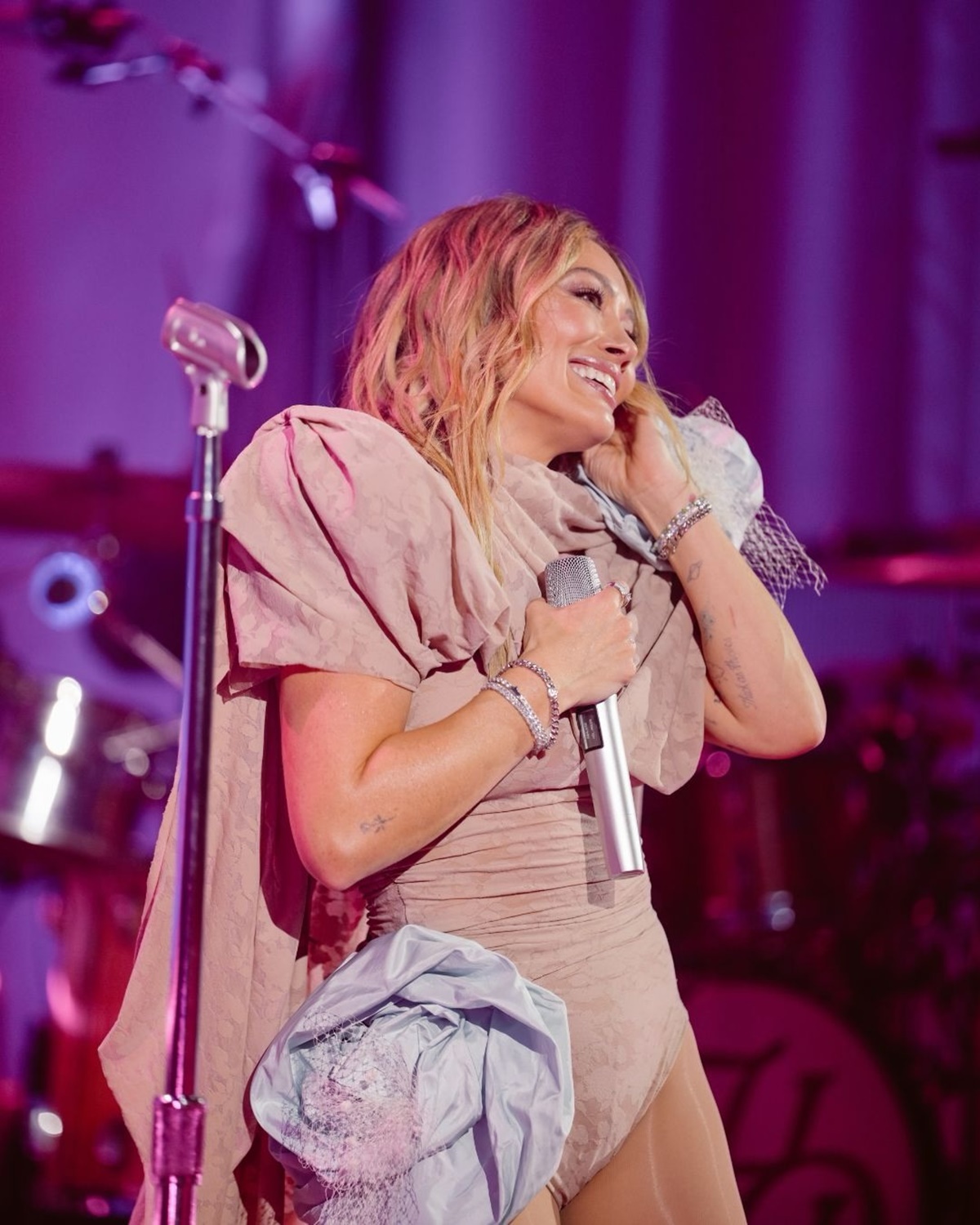 Hilary Duff confirma que faixa sobre distanciamento da irmã integra novo álbum: “parte mais solitária da minha existência”
