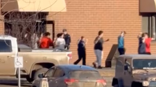 Tiroteio em escola de Tumbler Ridge deixa ao menos 10 mortos e 25 feridos