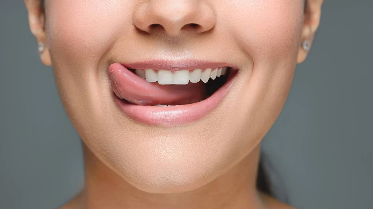 Riscos do clareamento dental caseiro e orientações para evitar danos