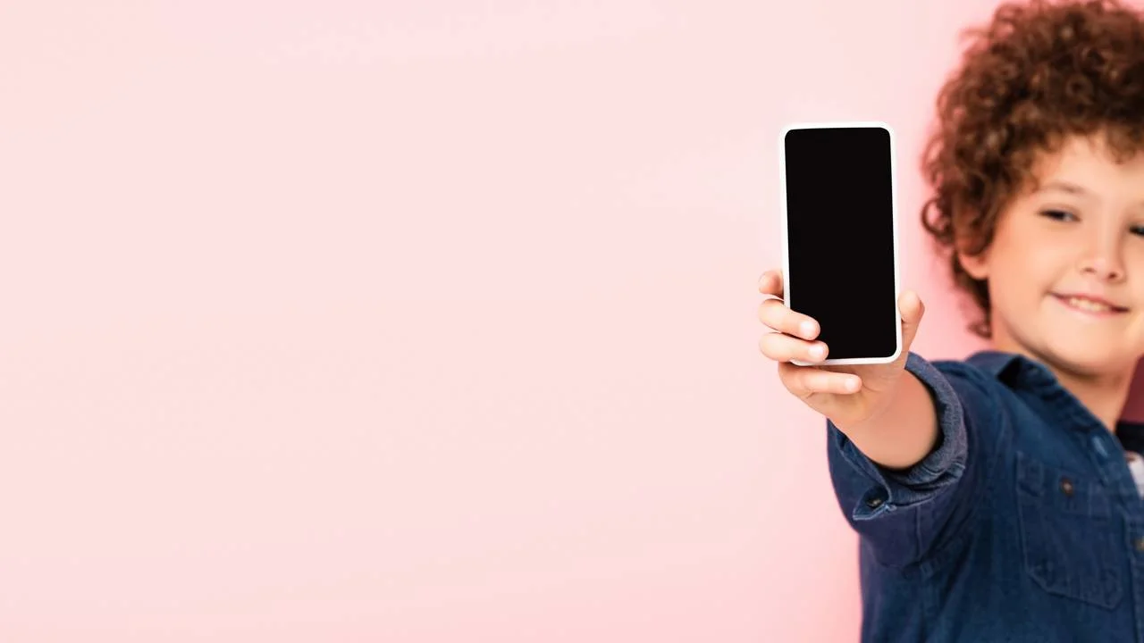 Idade ideal para o primeiro celular: riscos à saúde e orientações práticas