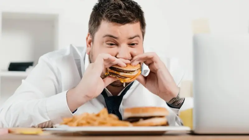 Comer rápido altera corpo e humor e aumenta risco de desconforto e descontrole