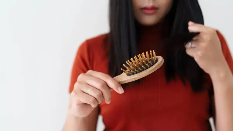 Canetas emagrecedoras: entenda a relação com a queda de cabelo