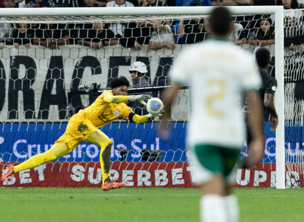 Hugo Souza avalia sondagens da Europa e comenta fase no Corinthians