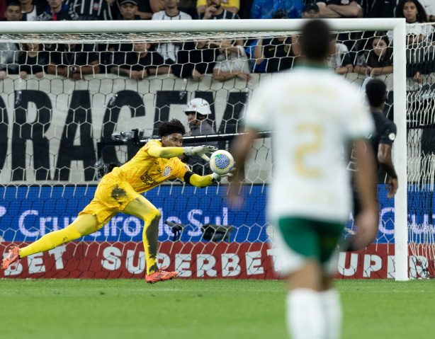 Hugo Souza avalia sondagens da Europa e comenta fase no Corinthians