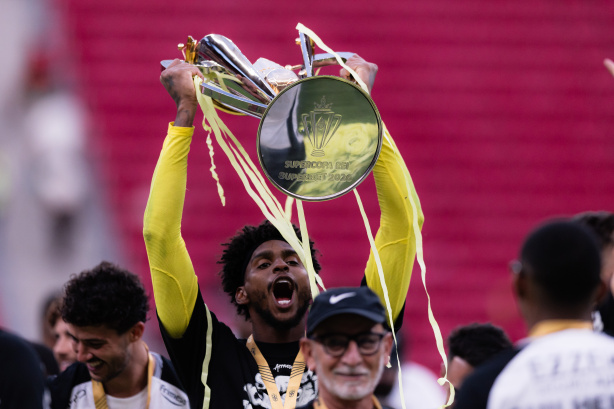 Corinthians encerra jejum de quase oito anos ao bater Flamengo e conquista Supercopa