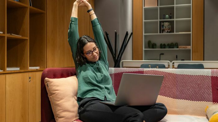Trabalhar no sofá com notebook no colo pode prejudicar a coluna, dizem ortopedistas