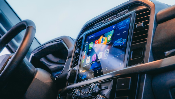 Jony Ive critica telas touchscreen em carros e aposta em controles físicos