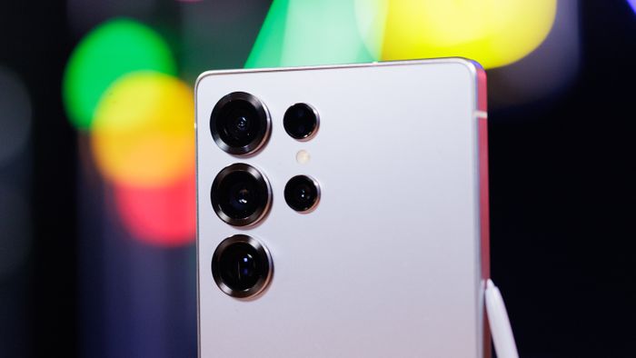 Usar celular no escuro não danifica os olhos, dizem oftalmologistas