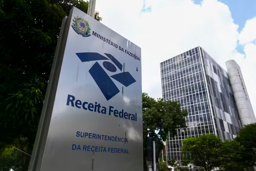 Ajustes e Desafios Marcam o Cenário Econômico Atual