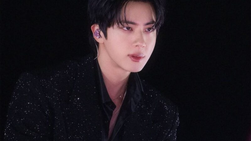 Janja recebe presente autografado por Jin, do BTS, durante visita à Coreia do Sul