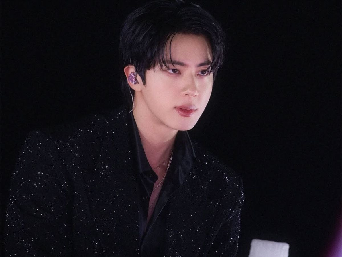 Janja recebe presente autografado por Jin, do BTS, durante visita à Coreia do Sul