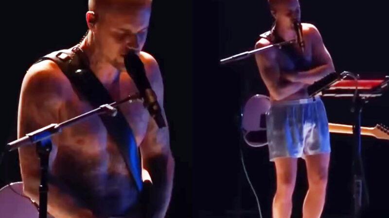 Justin Bieber se apresenta de cueca e meias no Grammy 2026