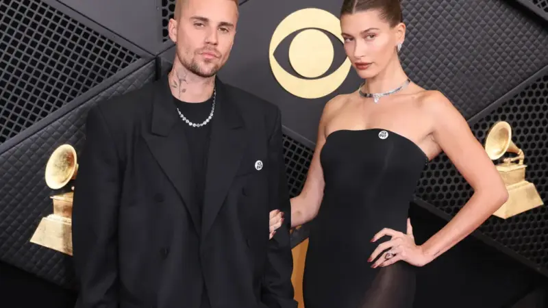 Estrelas protestam com broches “ICE Out” no tapete vermelho do Grammy 2026