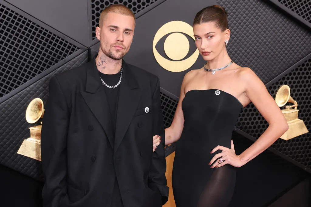 Estrelas protestam com broches “ICE Out” no tapete vermelho do Grammy 2026