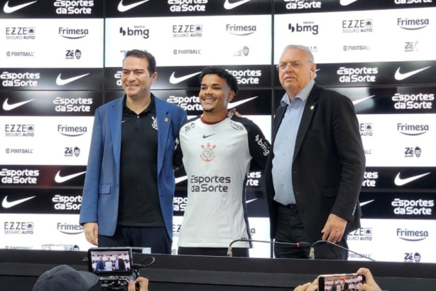 Kaio César é apresentado como novo atacante do Corinthians no CT Joaquim Grava