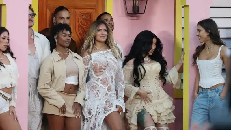 Estrelas se unem a Bad Bunny no show de intervalo do Super Bowl