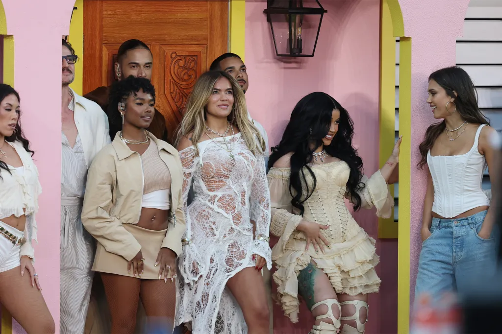 Estrelas se unem a Bad Bunny no show de intervalo do Super Bowl
