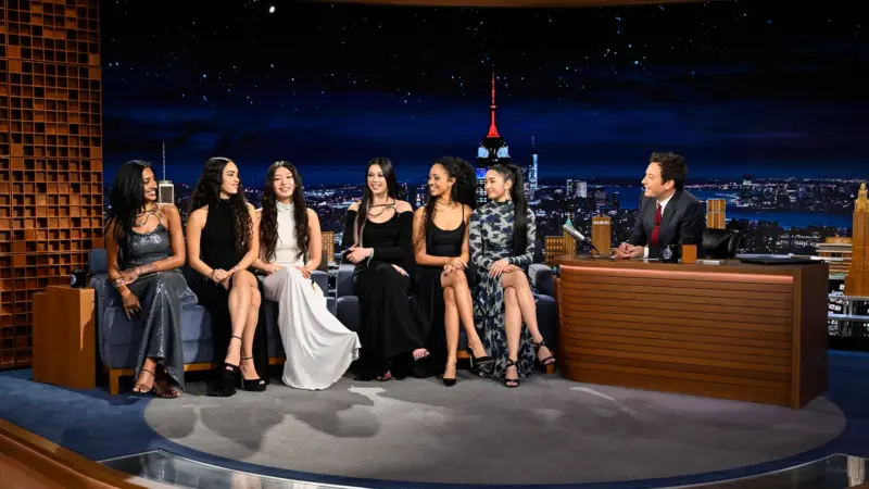 KATSEYE faz estreia no Tonight Show e fala sobre comercial do Super Bowl