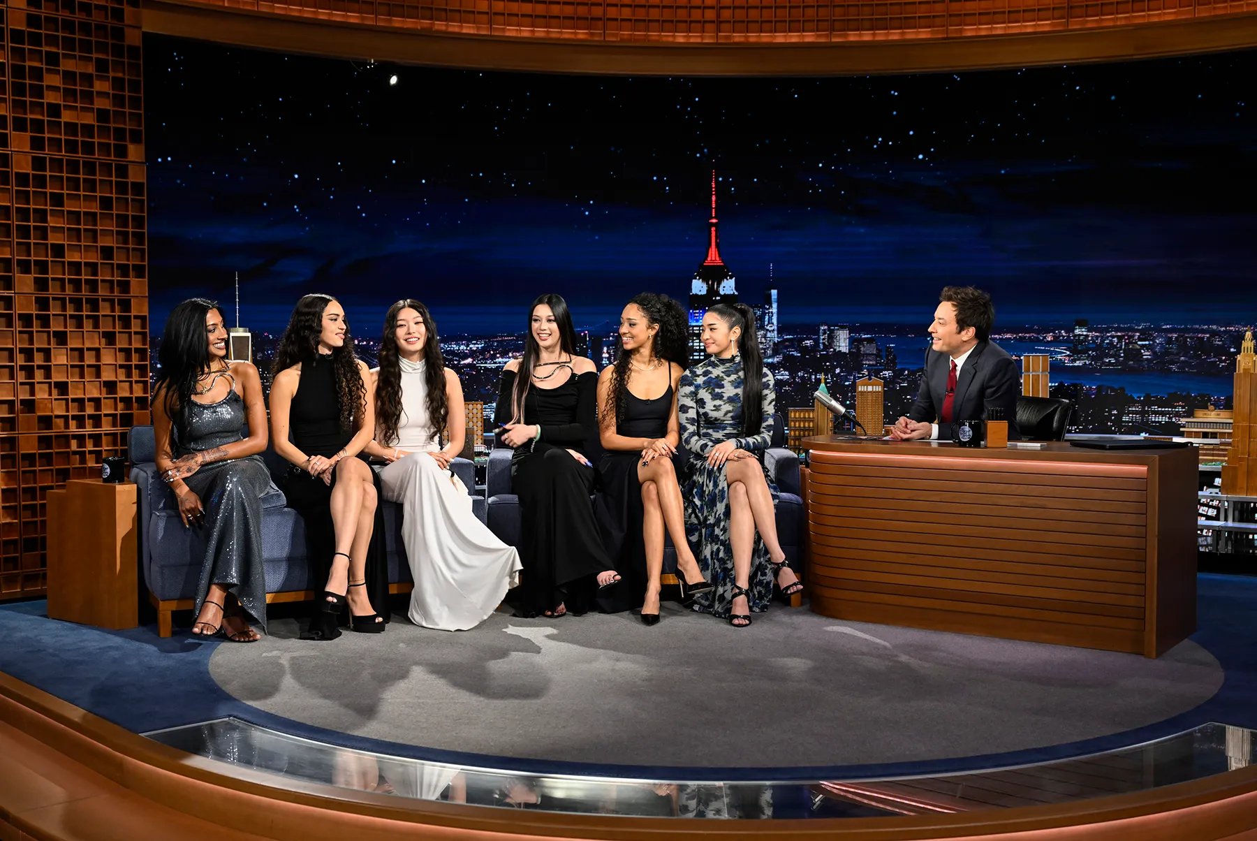 KATSEYE faz estreia no Tonight Show e fala sobre comercial do Super Bowl