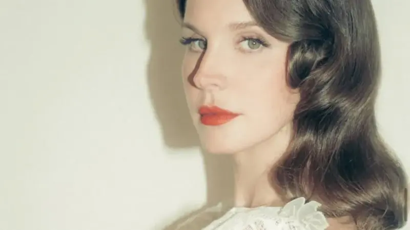 Lana Del Rey anuncia single White Feather Hawk Tail Deer Hunter para 17 de fevereiro