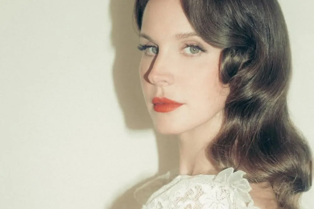 Lana Del Rey anuncia single White Feather Hawk Tail Deer Hunter para 17 de fevereiro