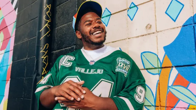 Entenda como larussell talks meeting jay-z, kyrie irving paying $11,000 for his album & performing at super bowl lx: ‘i’m here to represent the region’