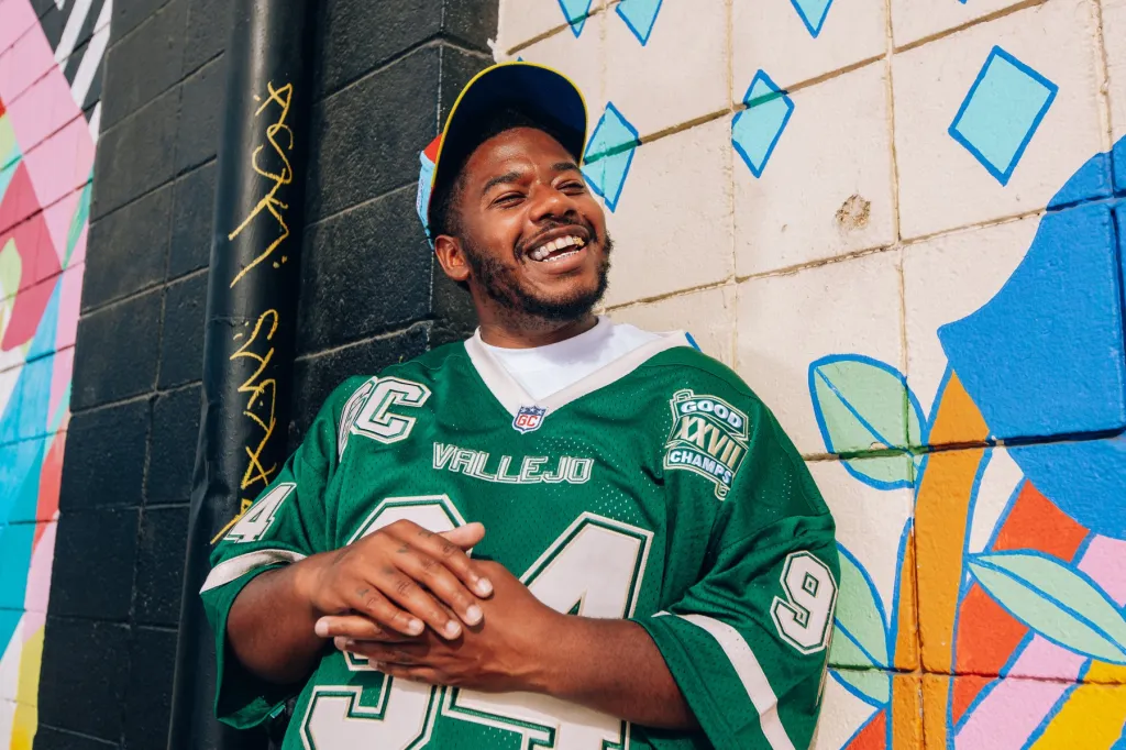 Entenda como larussell talks meeting jay-z, kyrie irving paying $11,000 for his album & performing at super bowl lx: ‘i’m here to represent the region’