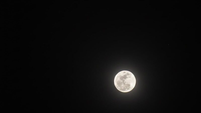 Entenda por que a Lua pode assumir tonalidade alaranjada