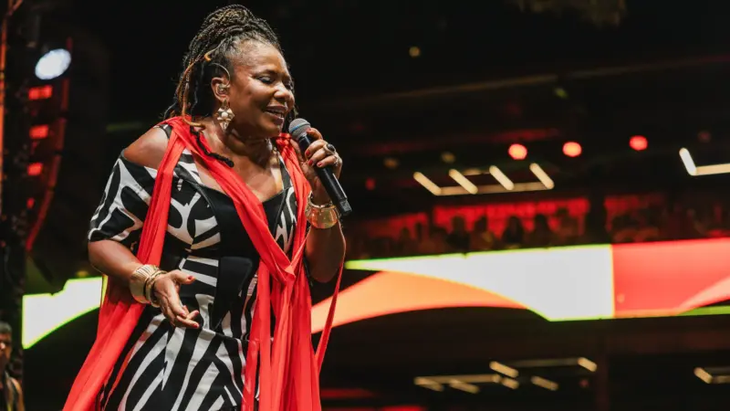 Margareth Menezes celebra 25 anos de “Afro pop brasileiro” durante Carnaval de 2026