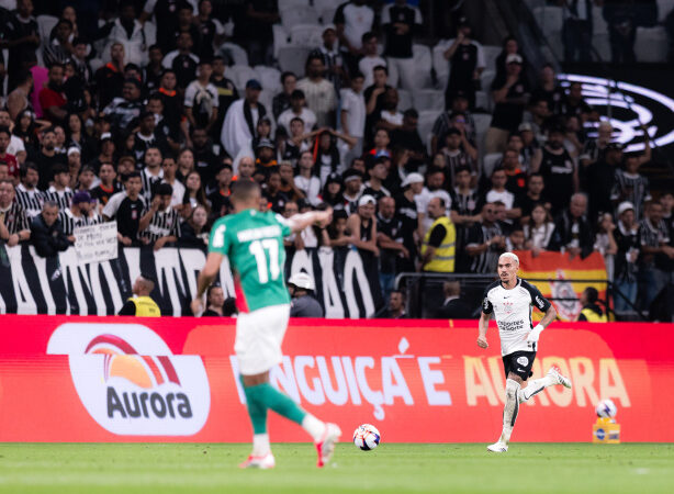 Lateral do Corinthians critica comemoração de Flaco López e aponta ‘hipocrisia’