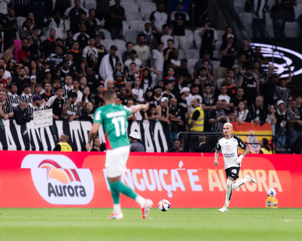 Lateral do Corinthians critica comemoração de Flaco López e aponta ‘hipocrisia’