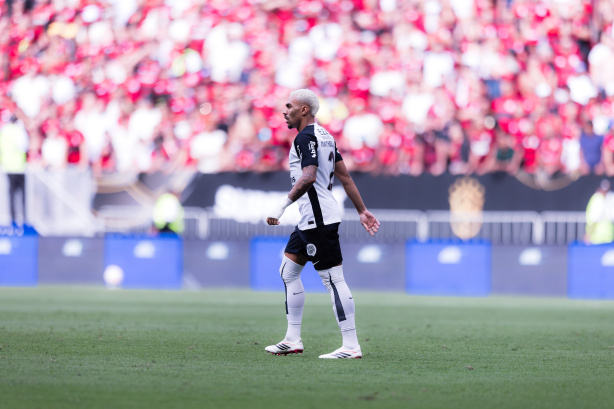Matheuzinho ganha espaço no Corinthians com atuações sólidas após Supercopa