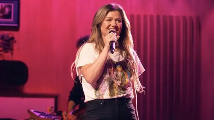 Kelly Clarkson anuncia fim de seu talk show para priorizar os filhos