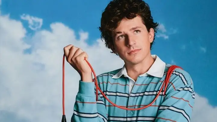 Charlie Puth lança “Cry” com participação de Kenny G em novo álbum
