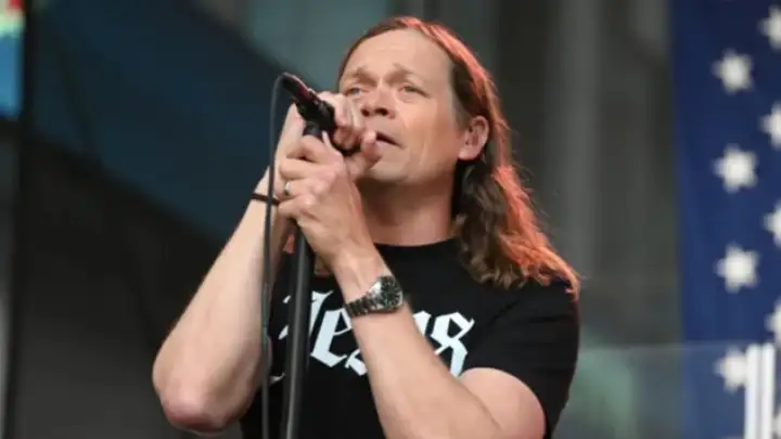 Brad Arnold, vocalista do 3 Doors Down, morre aos 47 anos