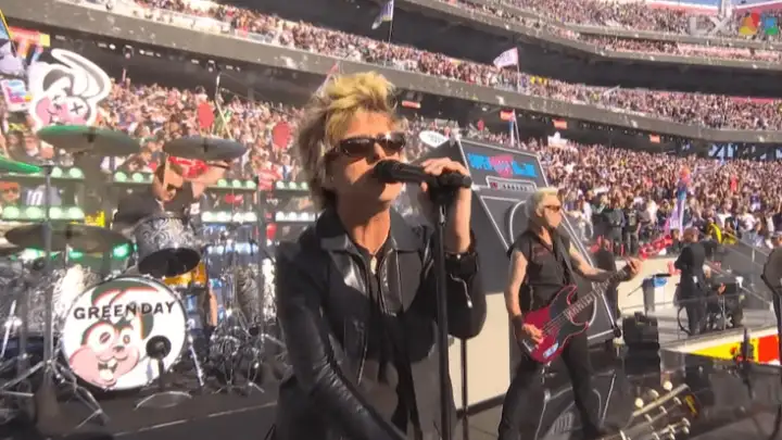 Green Day faz show de abertura do Super Bowl LX em Santa Clara